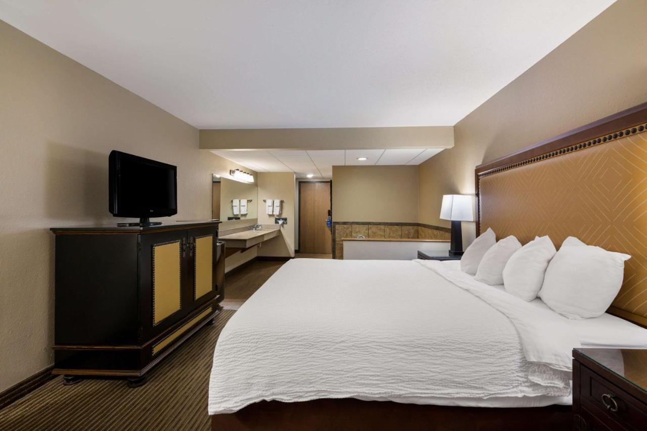 Revel Hotel Minot - Surestay Collection By Best Western Exterior photo