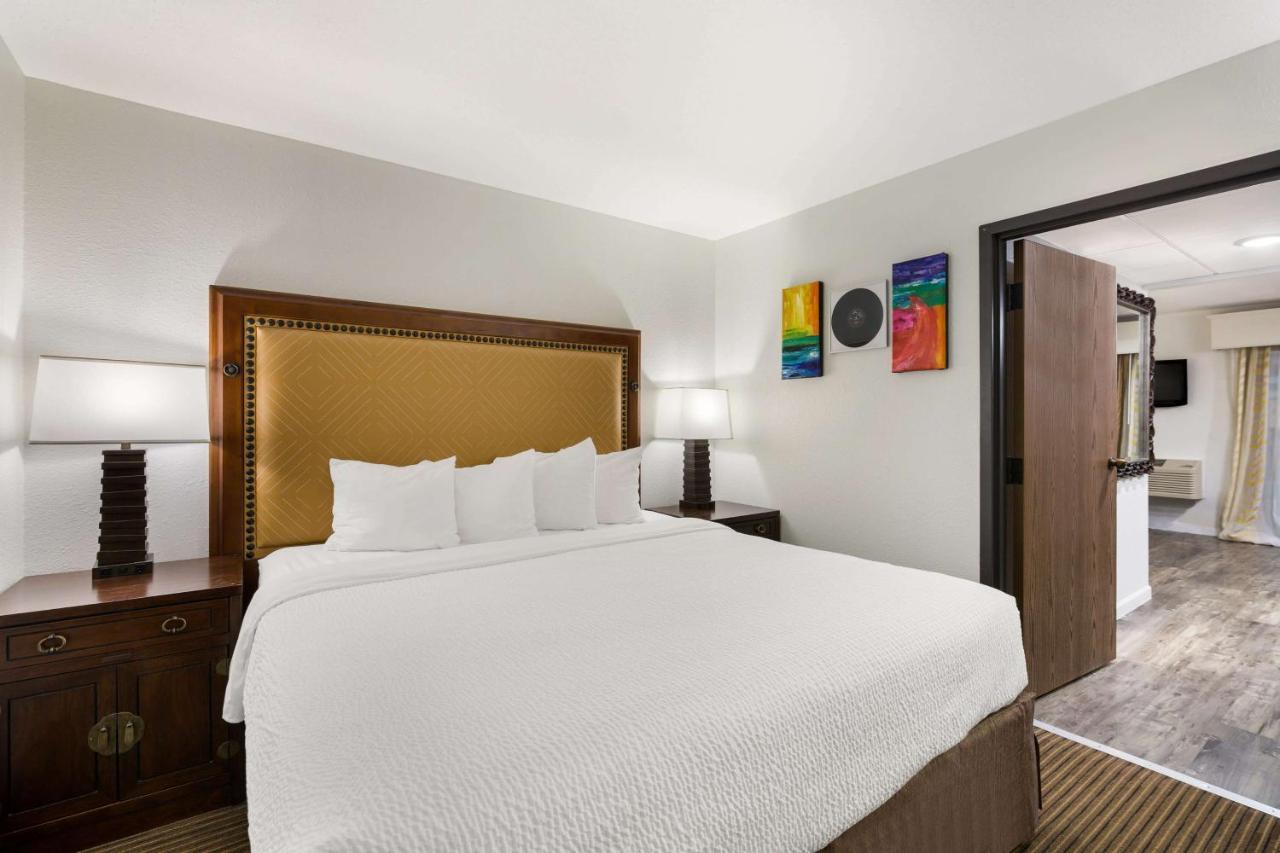 Revel Hotel Minot - Surestay Collection By Best Western Exterior photo