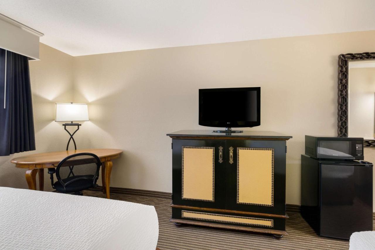 Revel Hotel Minot - Surestay Collection By Best Western Exterior photo